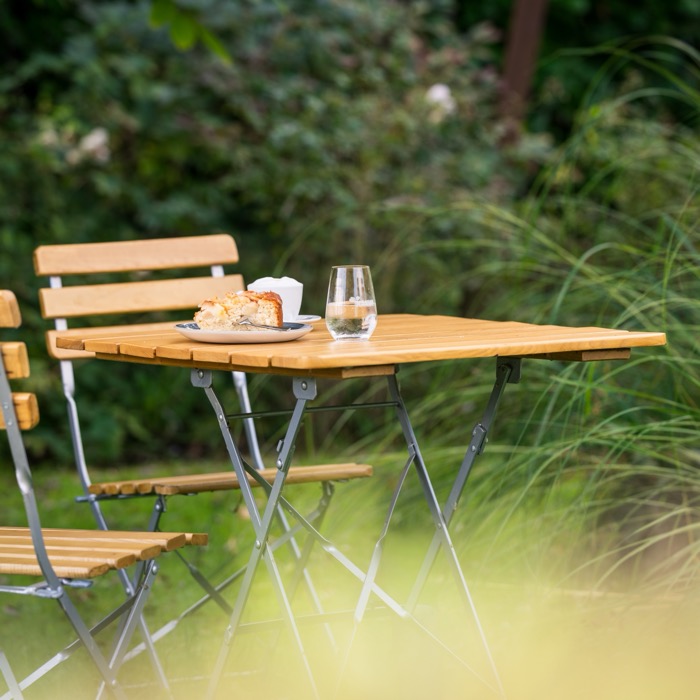 Gedeckter Tisch mit Kuchen im Land- und Wellnesshotel NAKUK